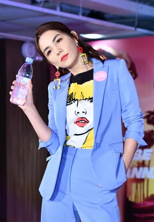 Ella陈嘉桦蓝色职业套装性感图片_4