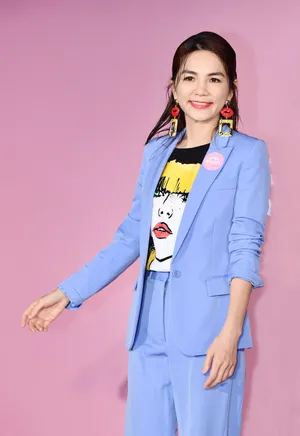 Ella陈嘉桦蓝色职业套装性感图片_7