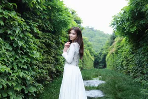 林志玲清新甜美户外写真图片