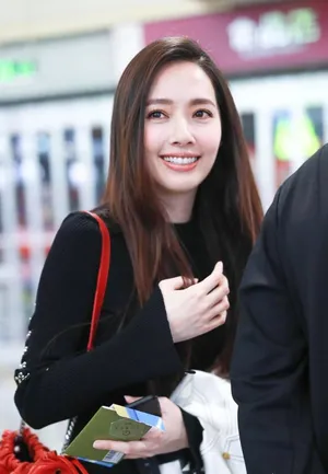 郭碧婷订婚后机场街拍图片_1