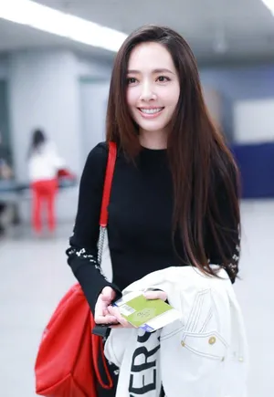 郭碧婷订婚后机场街拍图片_5