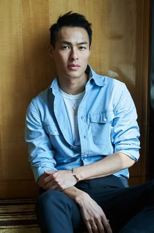 杨佑宁蓝衬衫帅气写真图片