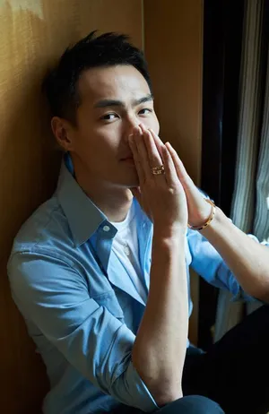 杨佑宁蓝衬衫帅气写真图片_2