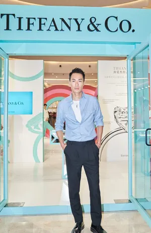 杨佑宁蓝衬衫帅气写真图片_8