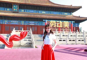 林志玲白衣红裙性感图片