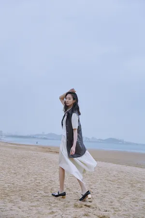 张钧甯休闲随性海边写真图片