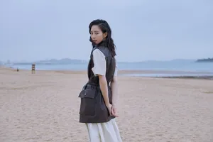 张钧甯休闲随性海边写真图片_5