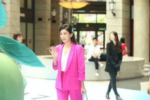 贾静雯品牌活动照性感图片