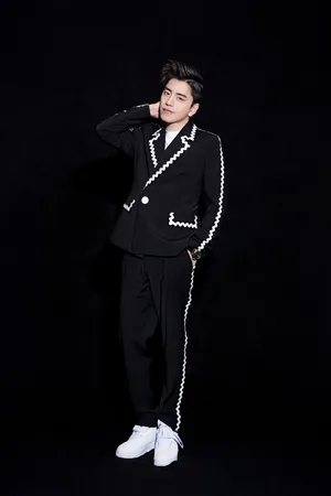 王大陆黑白西服帅气写真图片_3