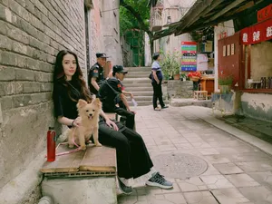 郭碧婷休闲私服古巷旅拍照图片_2
