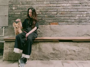 郭碧婷休闲私服古巷旅拍照图片_3