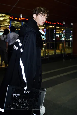 炎亚纶夜晚机场帅气写真图片