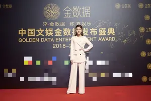 宋芸桦粉色西装优雅活动写真图片_8