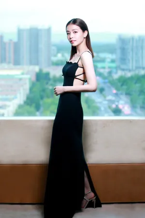 宋芸桦露背吊带性感迷人写真图片_1