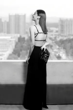 宋芸桦露背吊带性感迷人写真图片_3