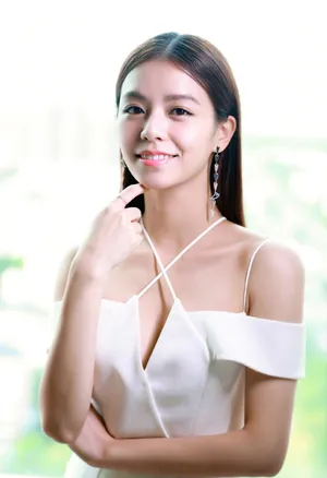 宋芸桦露背吊带性感迷人写真图片_6