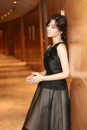 美女演员宋芸桦性感高清图片_2