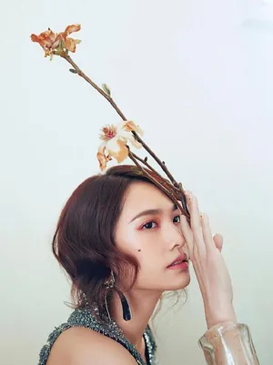 杨丞琳妩媚多姿时尚杂志封面大片_2