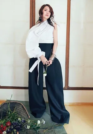 杨丞琳妩媚多姿时尚杂志封面大片_6