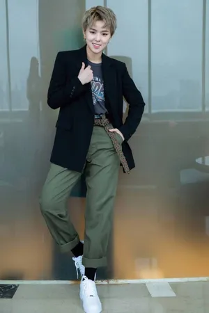火箭少女101sunnee西装造型图片