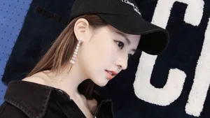 陈语安小露香肩美艳侧颜写真图片  陈语安图片_2
