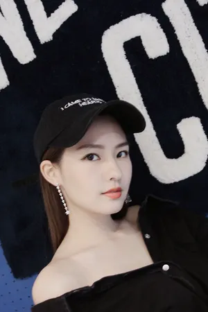 陈语安小露香肩美艳侧颜写真图片  陈语安图片_3