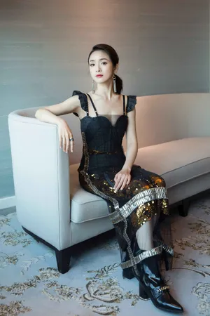 林依晨吊带低胸长裙性感写真图片_3