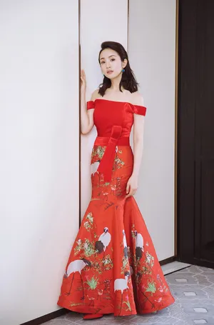 林依晨性感优雅一字肩红裙写真图片