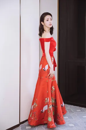 林依晨性感优雅一字肩红裙写真图片_2