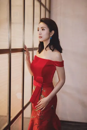 林依晨性感优雅一字肩红裙写真图片_3