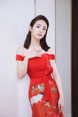 林依晨性感优雅一字肩红裙写真图片_4
