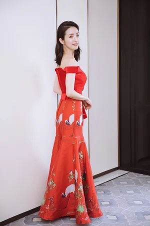 林依晨性感优雅一字肩红裙写真图片_5