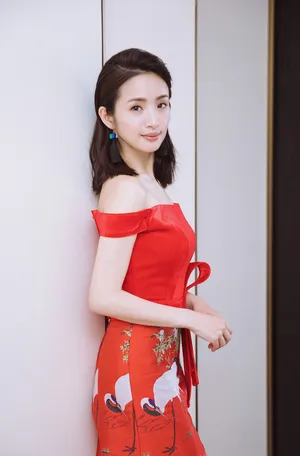 林依晨性感优雅一字肩红裙写真图片_6