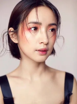 林依晨迷人微醺装时尚杂志写真