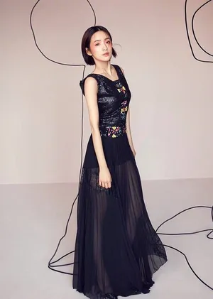 林依晨迷人微醺装时尚杂志写真_2