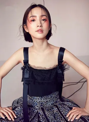 林依晨迷人微醺装时尚杂志写真_3