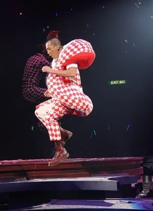 古惑五仔香港红磡演唱会 陈小春应采儿甜蜜互动_4