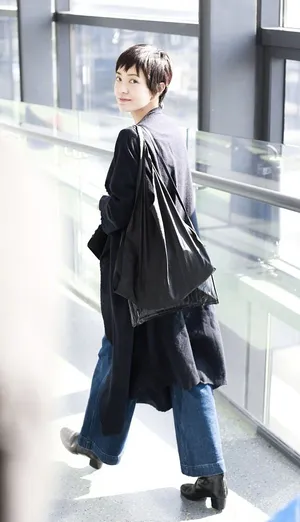 郭采洁机场清爽短发写真图片