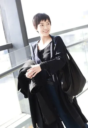 郭采洁机场清爽短发写真图片
