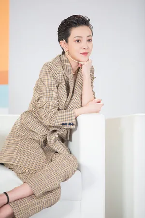 郭采洁格子西装帅气节目图片