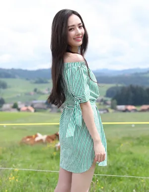 郭碧婷甜美一字肩性感旅拍写真图片