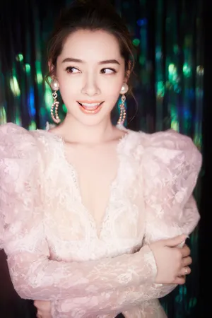 郭碧婷深V透视蕾丝裙性感写真图片