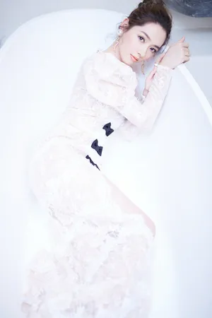 郭碧婷深V透视蕾丝裙性感写真图片_4
