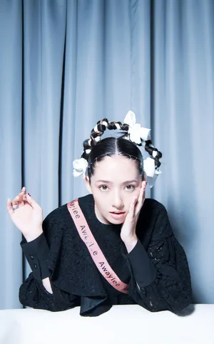 郭碧婷气质搞怪时尚写真_5