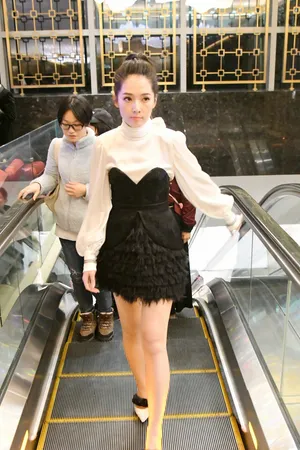 郭碧婷黑白裙清纯街拍写真图片_1