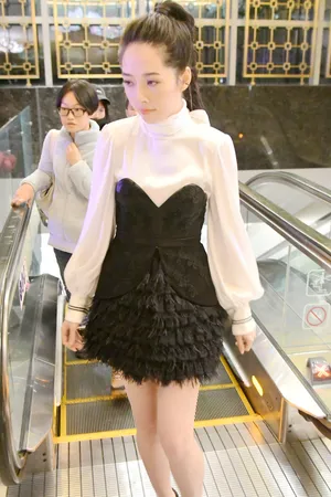 郭碧婷黑白裙清纯街拍写真图片