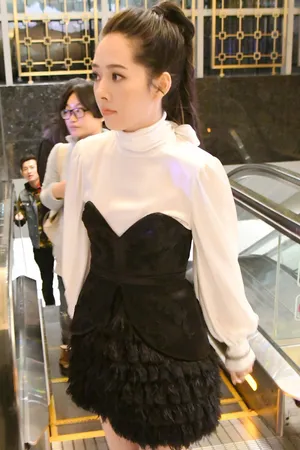郭碧婷黑白裙清纯街拍写真图片_2