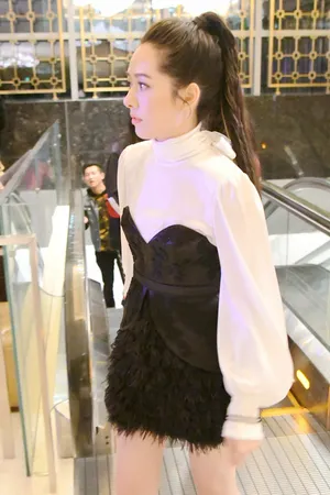 郭碧婷黑白裙清纯街拍写真图片_3