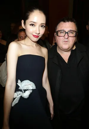郭碧婷现身Lanvin巴黎秀场 香艳红唇不输国际大牌_2