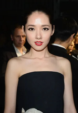 郭碧婷现身Lanvin巴黎秀场 香艳红唇不输国际大牌_4